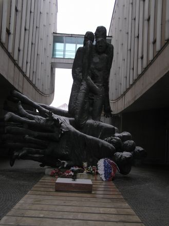 SNP-monumentet på närmare håll.